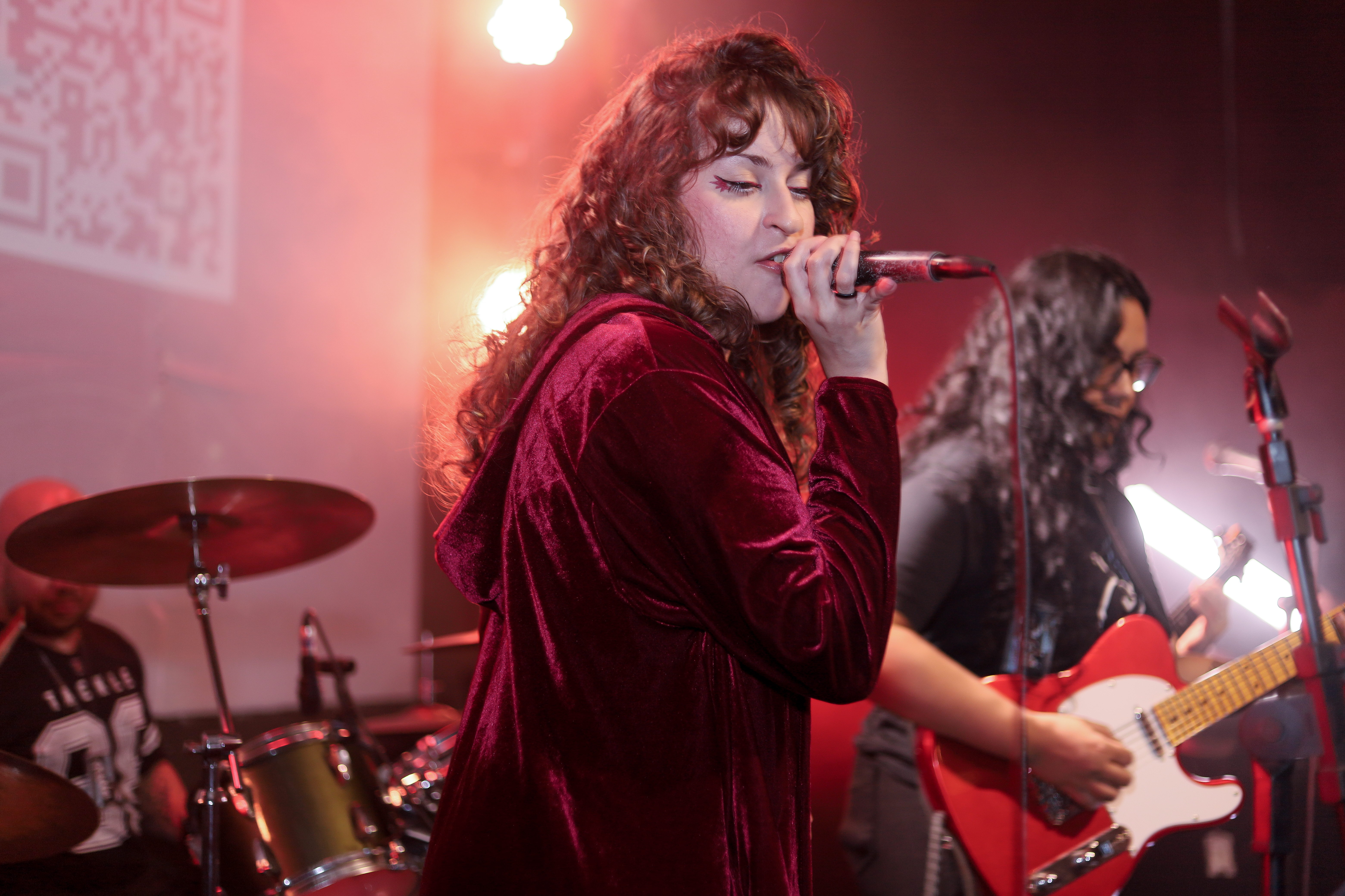 Lari Barbosa in a home studio